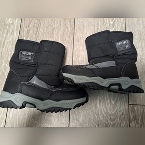 New Sport Big Kids Black and Gray Fur Lined Winter Snow Boots. Size 1 (33cm)